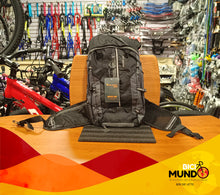 Cargar imagen en el visor de la galería, Mochila West Biking Pequeña
